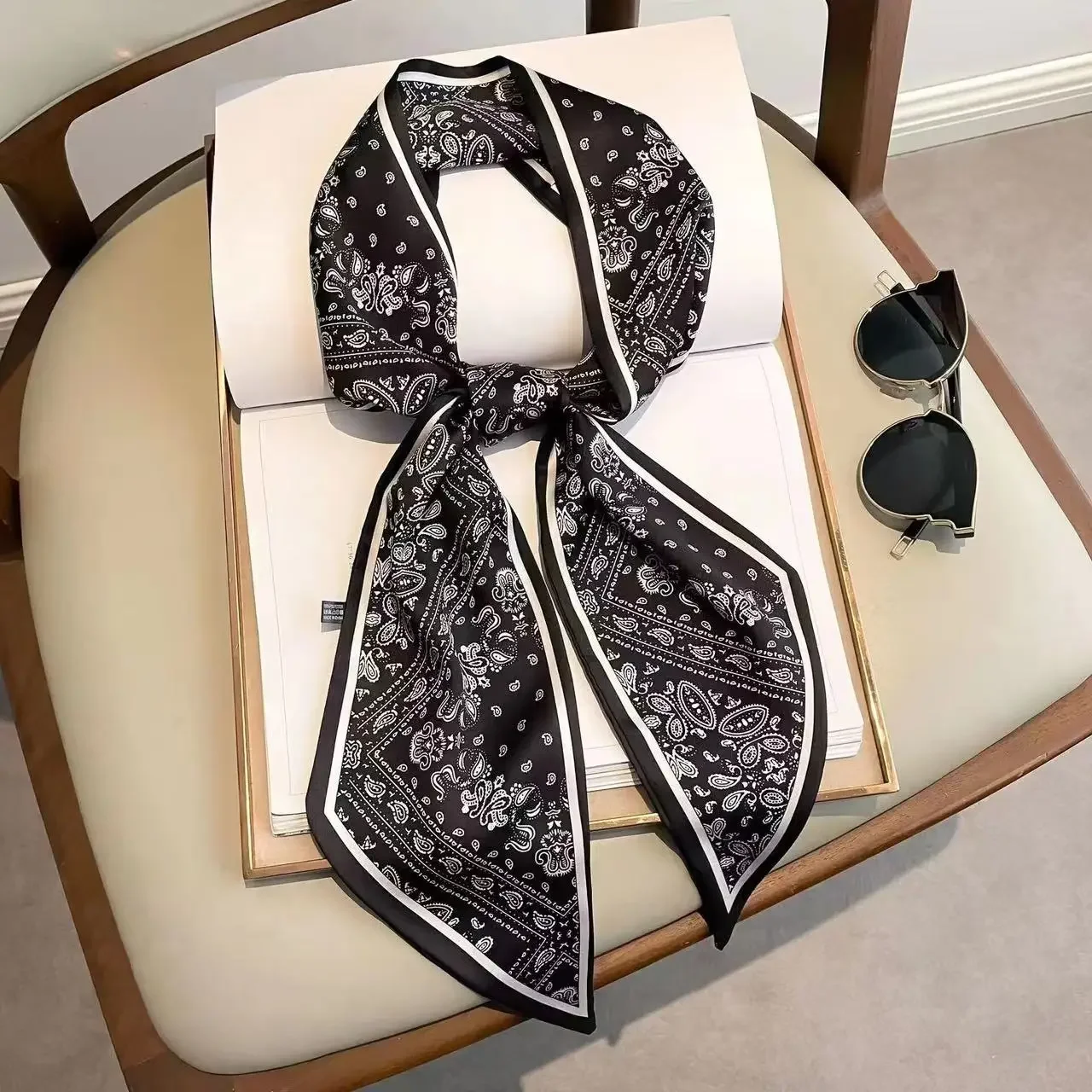 Luxury Bags For Travel - وشاح نسائي ضيق بتصميم مطبوع بنقشة