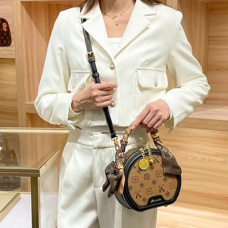 Luxury Bags Paris - حقيبة كتف نسائية فاخرة من الجلد