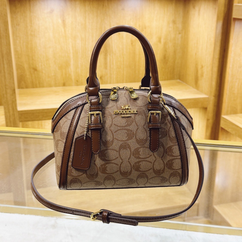 Luxury Bags Logo - حقيبة يد فاخرة بشعار معدني، مزينة