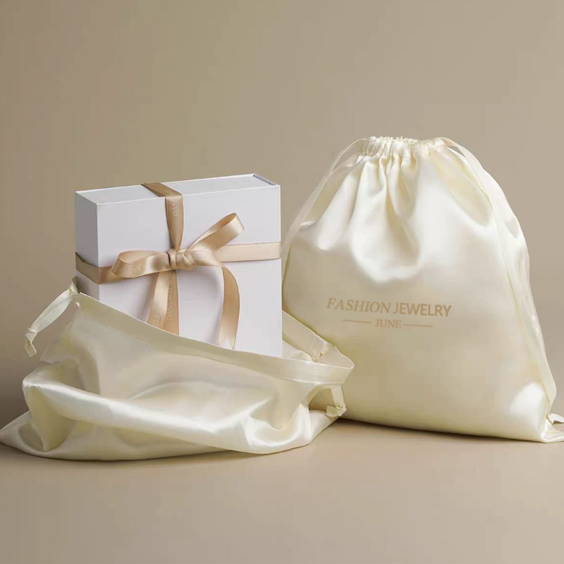 حقيبة ساتان فاخرة خفيفة الوزن  - مراجعة Luxury Bags Logo وسعره
