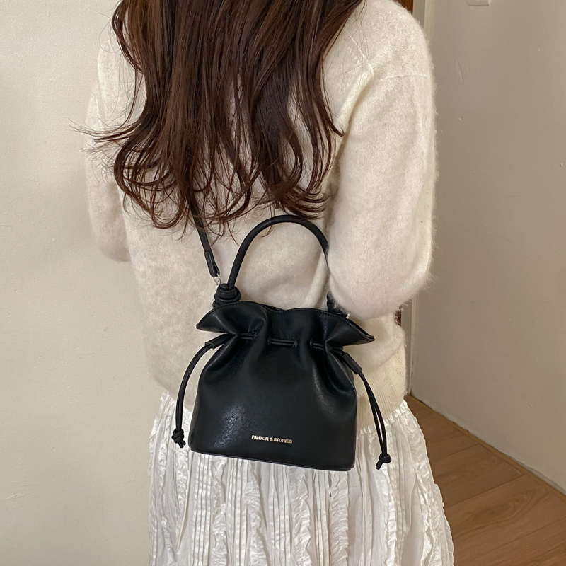 حقيبة نسائية من الجلد الصناعي  - مراجعة Luxury Bags Office وسعره
