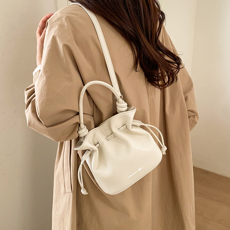 حقيبة نسائية من الجلد الصناعي  - مراجعة Luxury Bags Office وسعره
