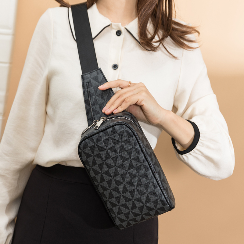 حقائب صدر فاخرة للرجال، حقيبة  - مراجعة Luxury Bags Sling وسعره