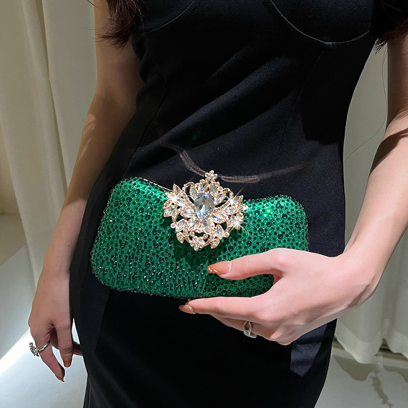 حقائب كلاتش خضراء فاخرة جديدة  - مراجعة Luxury Bags Green وسعره