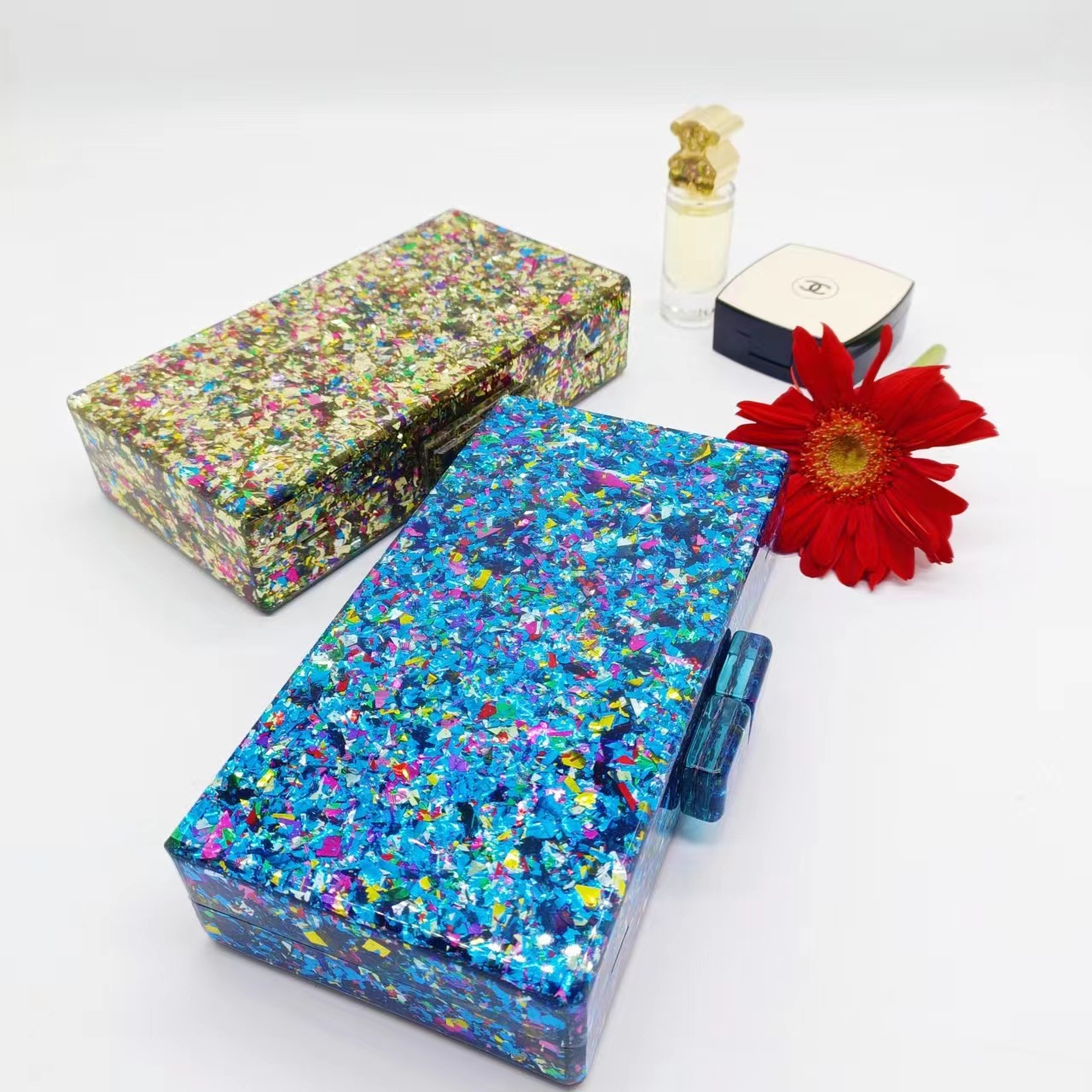 حقيبة يد فاخرة مطرزة من الأكري - مراجعة Luxury Bags Green وسعره