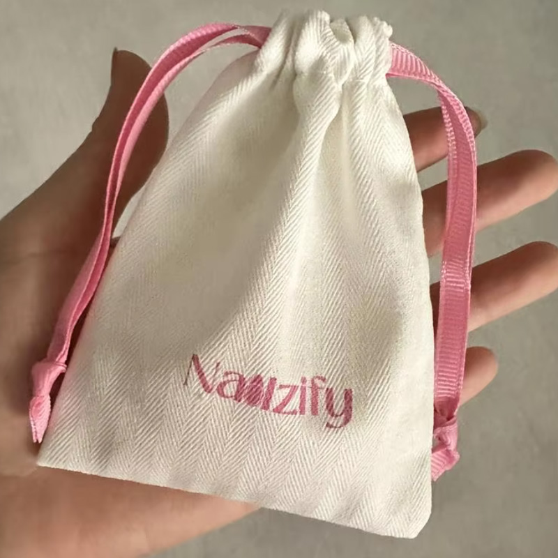 حقيبة برباط قماش متعرجة فاخرة  - مراجعة Luxury Bags Logo وسعره