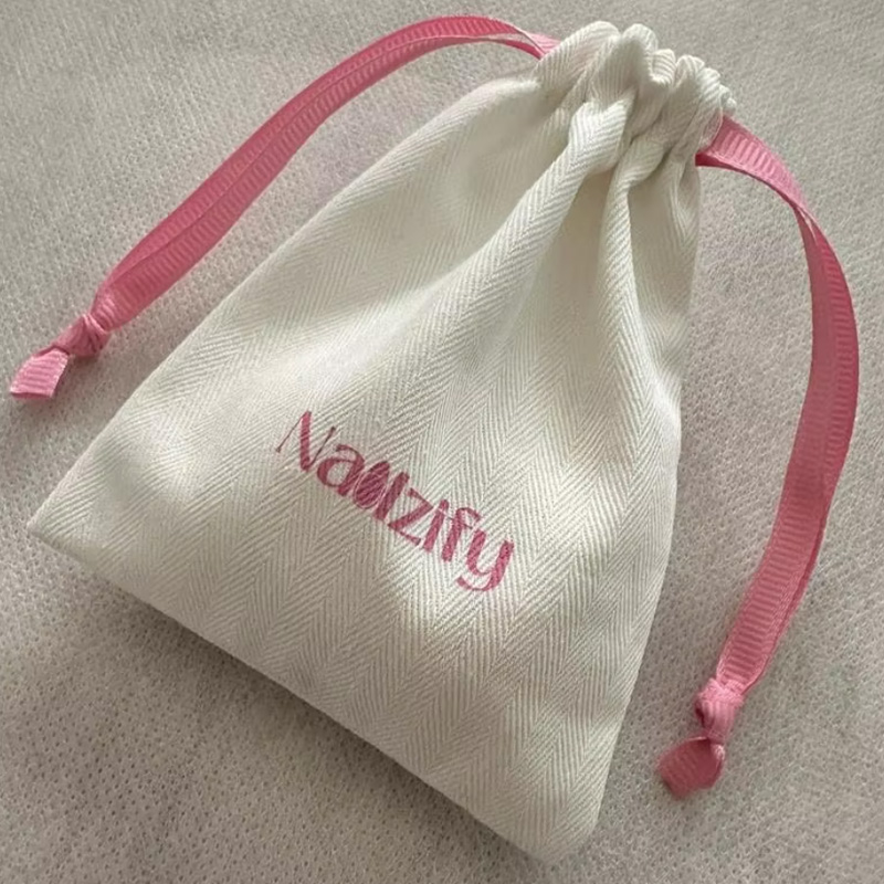 حقيبة برباط قماش متعرجة فاخرة  - مراجعة Luxury Bags Logo وسعره