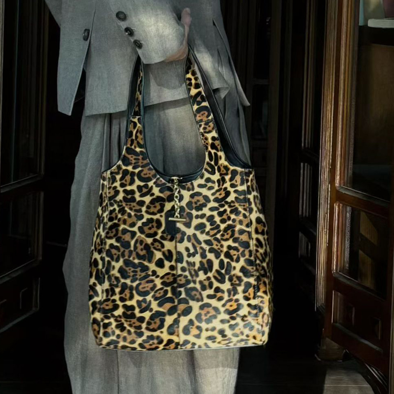 حقائب دلو صغيرة من الجلد الطبي - مراجعة Luxury Bags Vintage وسعره