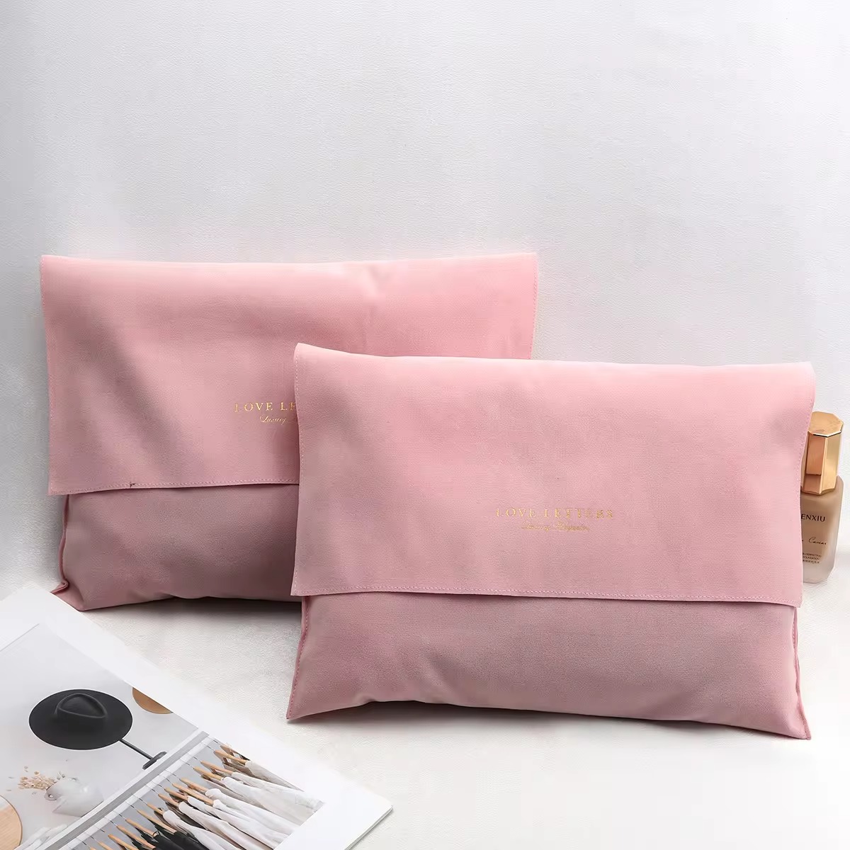 حقائب مغلف مخملية فاخرة ، تخزي - مراجعة Luxury Bags Logo وسعره