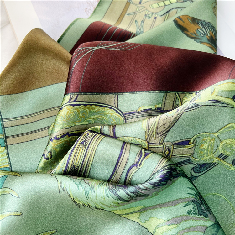 وشاح حرير التوت الصغير 65 سم ل - مراجعة Luxury Bags Green وسعره