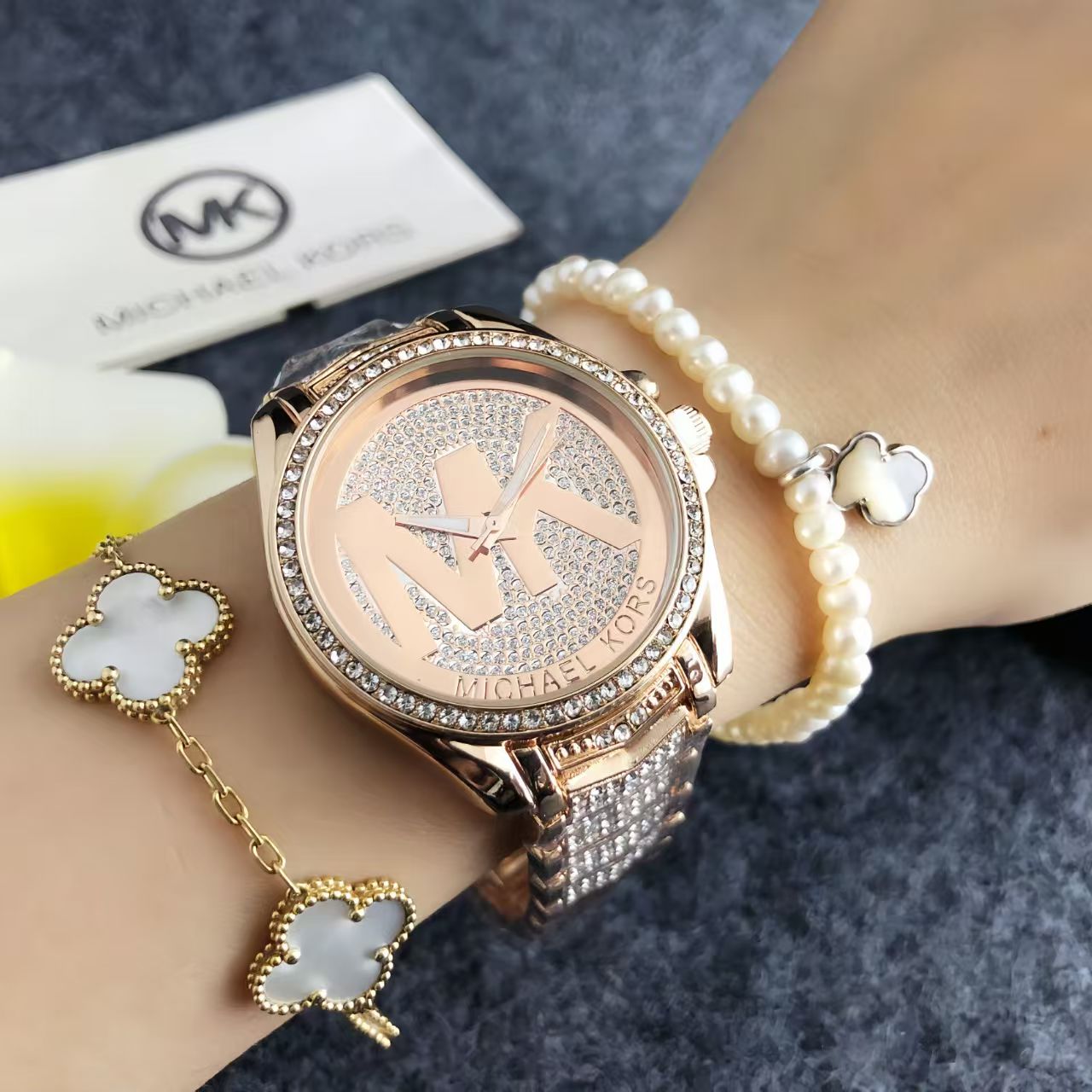 محفظة ساعة نسائية أنيقة وعصرية - مراجعة Luxury Bags Michael Kors وسعره