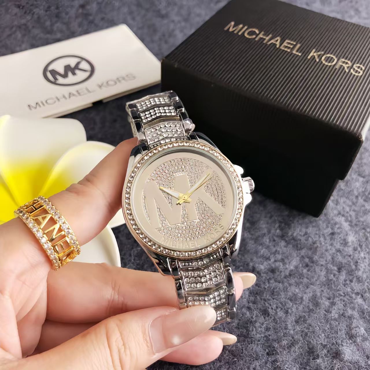 محفظة ساعة نسائية أنيقة وعصرية - مراجعة Luxury Bags Michael Kors وسعره