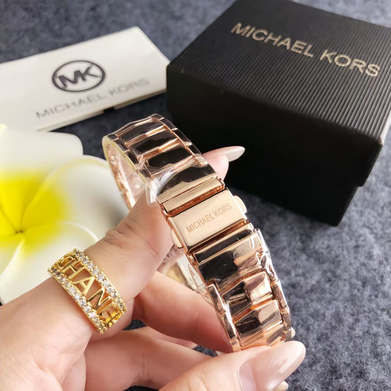 محفظة ساعة نسائية أنيقة وعصرية - مراجعة Luxury Bags Michael Kors وسعره