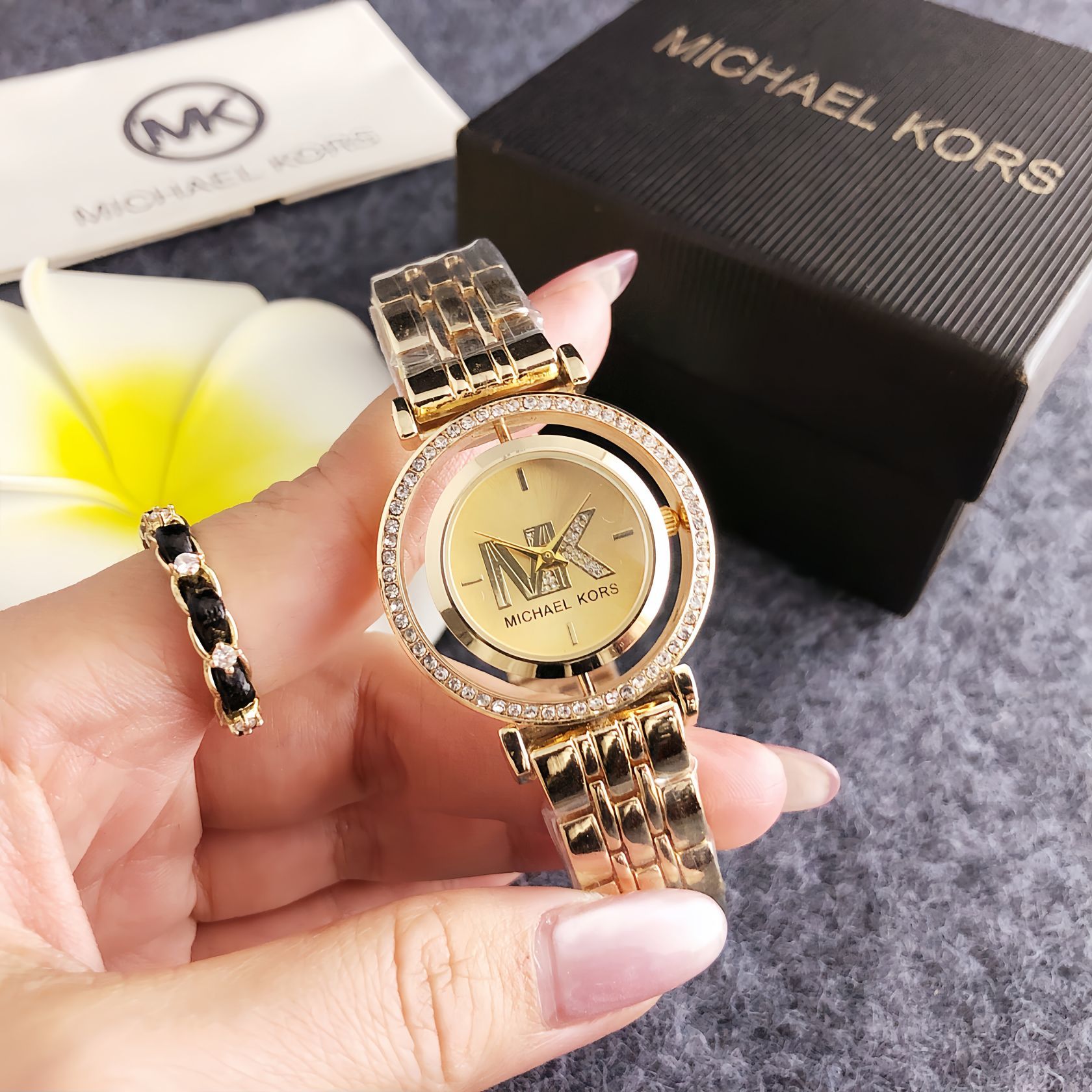 ساعة مايكل كورس النسائية الجدي - مراجعة Luxury Bags Michael Kors وسعره