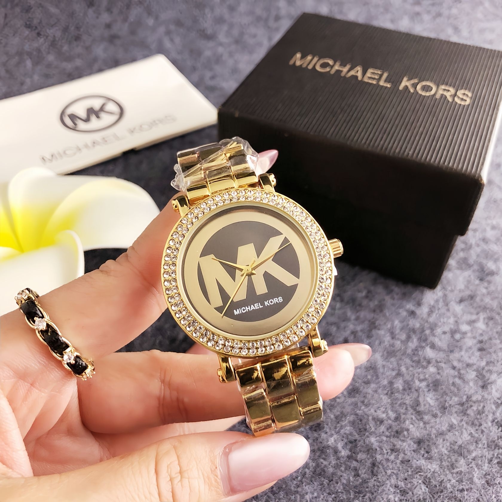 ساعة مايكل كورس النسائية الجدي - مراجعة Luxury Bags Michael Kors وسعره