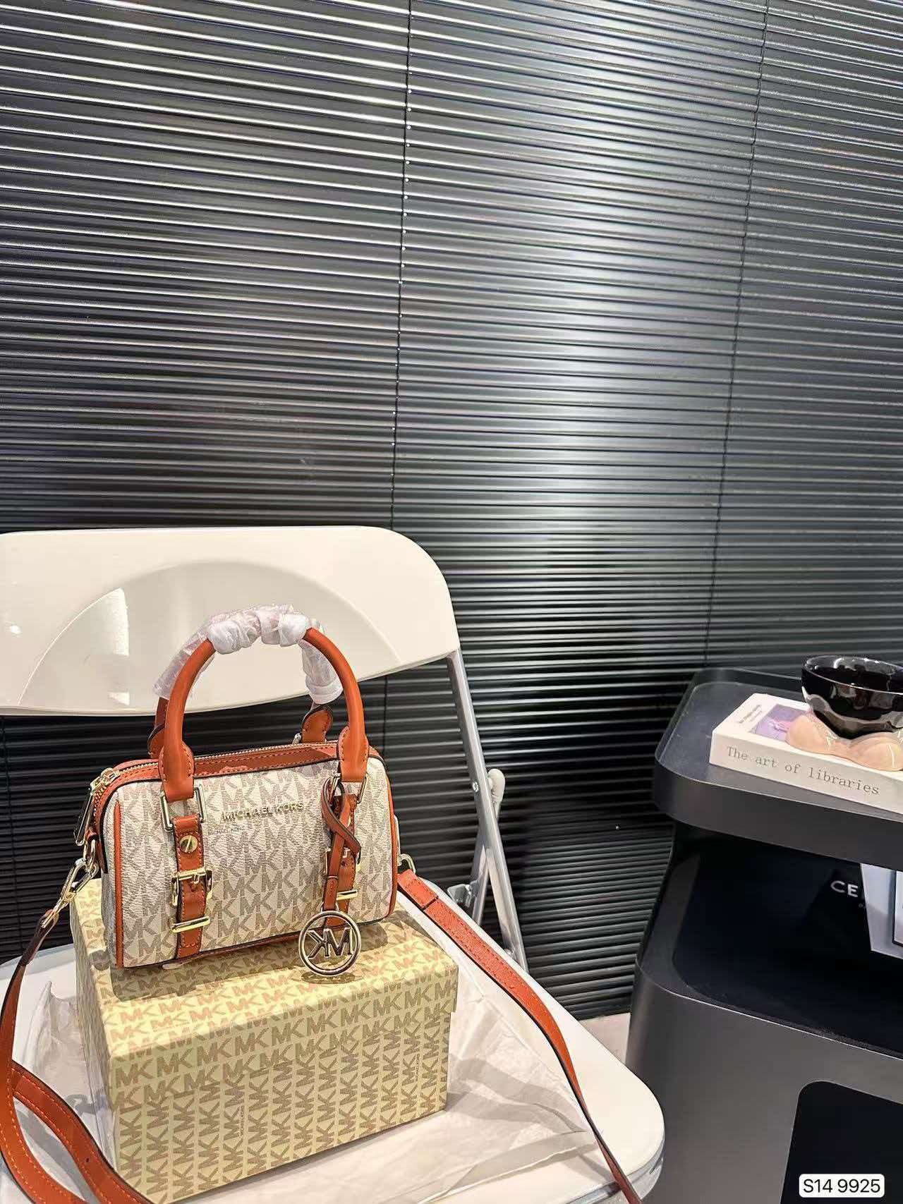 حقيبة كروس بودي كلاسيكية فاخرة - مراجعة Luxury Bags Michael Kors وسعره