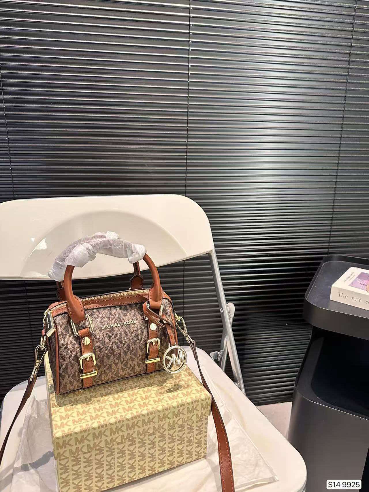 حقيبة كروس بودي كلاسيكية فاخرة - مراجعة Luxury Bags Michael Kors وسعره