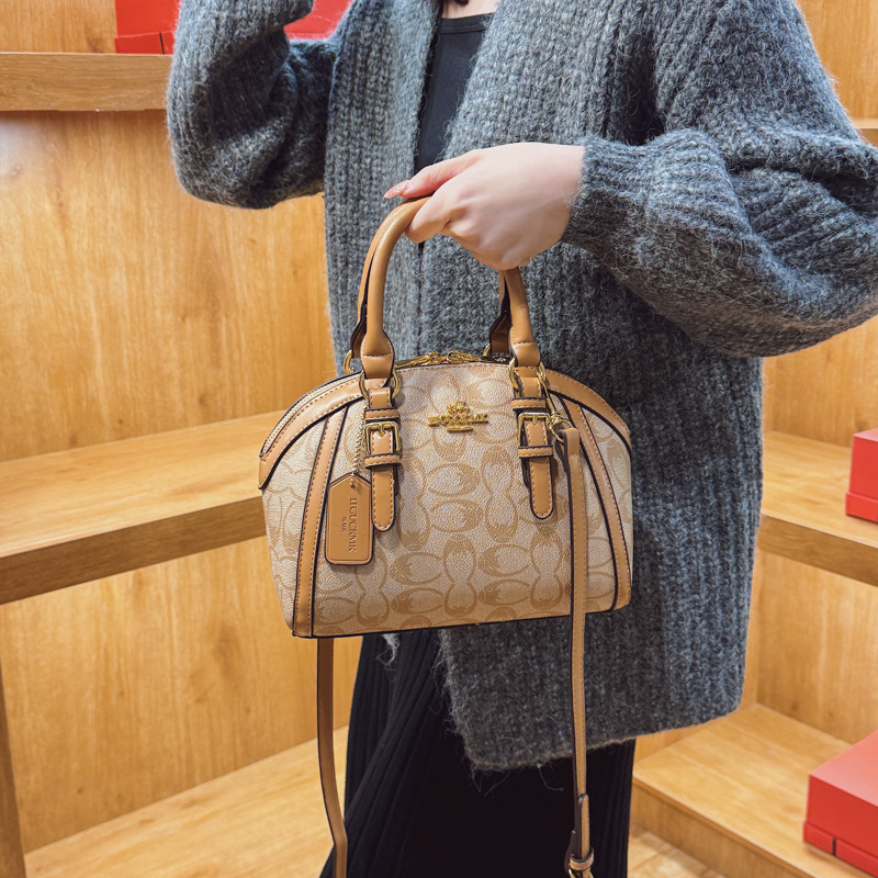 حقيبة يد فاخرة بشعار معدني، مز - مراجعة Luxury Bags Logo وسعره