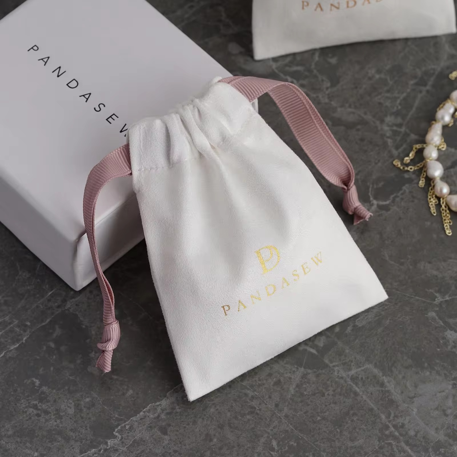 حقيبة مجوهرات فاخرة من الجلد ا - مراجعة Luxury Bags Logo وسعره