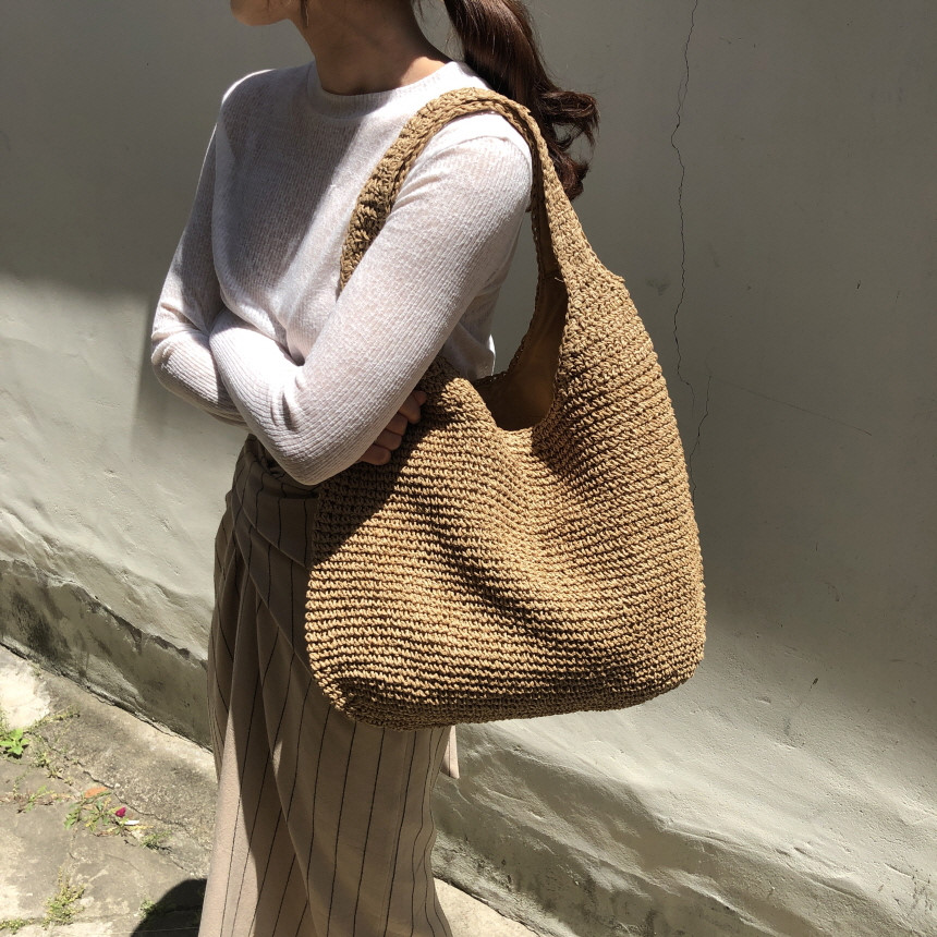 حقائب كتف عصرية للسيدات من الخ - مراجعة Luxury Beach Bags Ysl وسعره