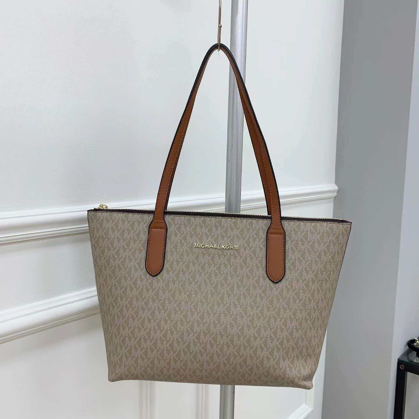 حقيبة كروس بودي أنيقة للنساء م - مراجعة Luxury Bags Michael Kors وسعره