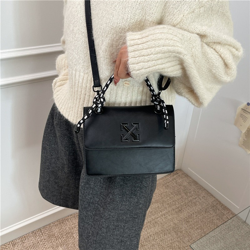 حقيبة ماسنجر عصرية على طراز با - مراجعة Luxury Bags Logo وسعره