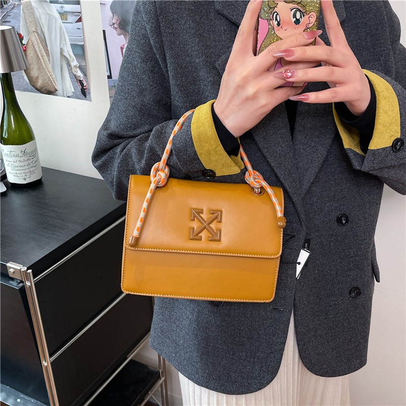 حقيبة ماسنجر عصرية على طراز با - مراجعة Luxury Bags Logo وسعره