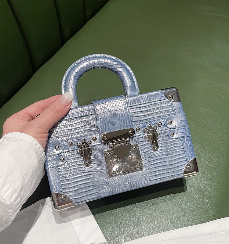 حقيبة حفاضات أنيقة بتصميم عصري - مراجعة Luxury Bags Logo وسعره