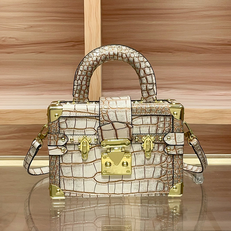 حقيبة حفاضات أنيقة بتصميم عصري - مراجعة Luxury Bags Logo وسعره