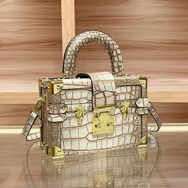 حقيبة حفاضات أنيقة بتصميم عصري - مراجعة Luxury Bags Logo وسعره